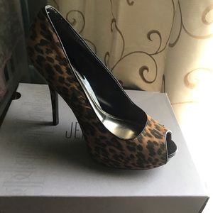 9.5 Jennifer Lopez Leopard print pumps!